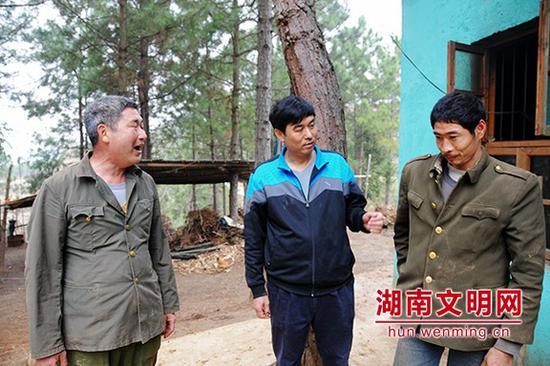 肖剑锋(中),2018年3月获评助人为乐类“湖南好人”。图片来源:湖南文明网