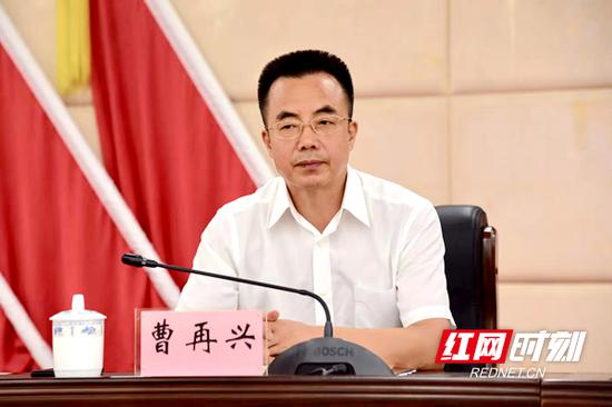 微信图片_20190902173317.jpg 9月2日上午,开福区召开负责干部大会,宣布省委、市委干部任免决定:曹再兴任长沙市开福区委委员、常委、书记