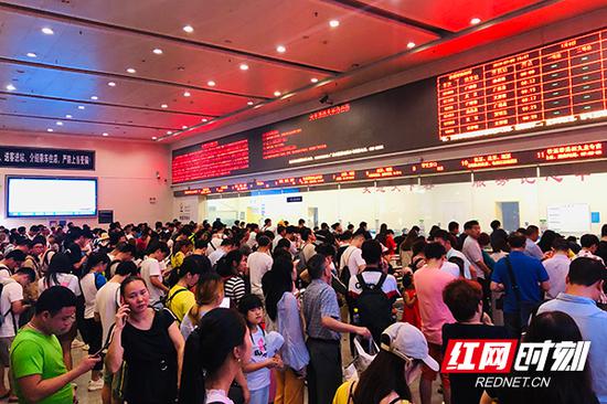 史上最火爆暑运：广铁客流破亿 湖南高铁发送旅客近1500万