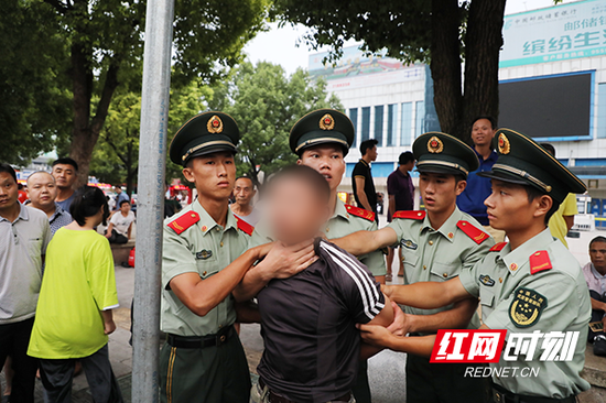被制服的嫌疑人。