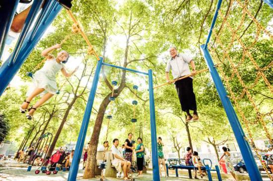 ▲社区公园是市民晨练纳凉休闲的好地方。(图 刘莉 摄)
