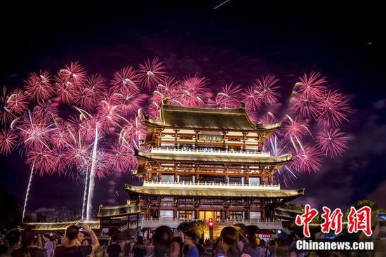 浏阳烟花在长沙杜甫江阁上激情绽放。资料图