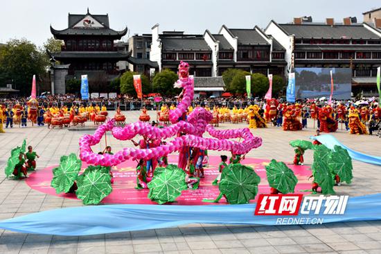 　开幕式上，结合岳阳地域文化特色而编排的节目《龙出洞庭——荷花龙》，伴随着舞动的荷花龙，将现场观众带入了水乡梦境。