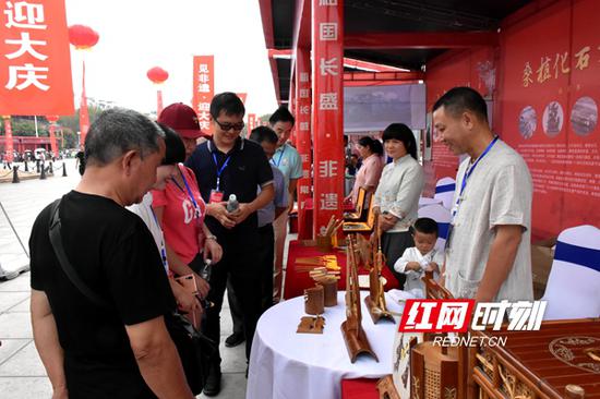市民在益阳小郁竹艺产品前驻足观看。