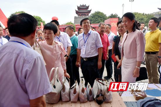 在“见非遗·精品工艺类非遗项目展示”活动区，来自全省14个市州的50个优秀传统工艺类非遗项目集中亮相。