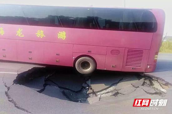 公路塌陷造成一大巴车陷入被困。