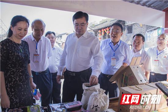 郴州市委副书记邹文辉出席活动并在展列区巡展。