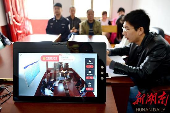 ↑5月16日,双峰县人民法院荷叶法庭公开审理一起离婚案件,邀请3名县人大代表和1名镇人大代表全程旁听,主动接受监督。(资料图片)李建新 摄
