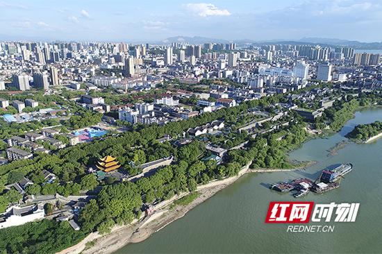 如今,洞庭湖上空俯瞰的岳阳城区新貌