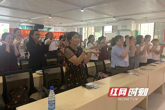现场观众共同学习预防痴呆症的“穴位手指操”。