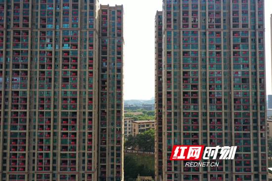 9月28日，在衡阳市雁峰区湘江南路某小区，群众自发挂起国旗，“国旗楼”亮相。王翟/摄
