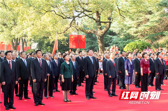 省委书记、省人大常委会主任杜家毫，省委副书记、省长许达哲等参加升旗仪式。