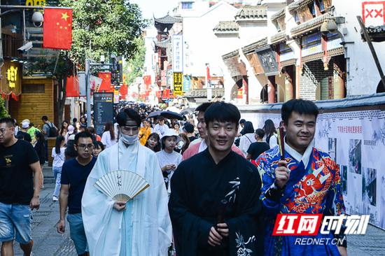 太平老街迎来国庆假期客流高峰。