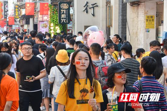 太平老街迎来国庆假期客流高峰。