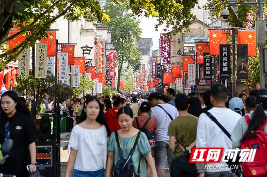 太平老街迎来国庆假期客流高峰。