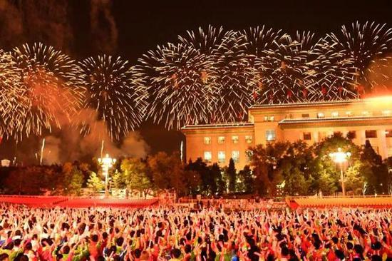 10月1日晚，庆祝中华人民共和国成立70周年联欢活动在北京天安门广场举行。（来源：新华社）