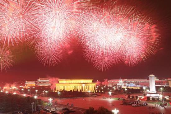 10月1日晚，庆祝中华人民共和国成立70周年联欢活动在北京天安门广场举行。（来源：新华社）