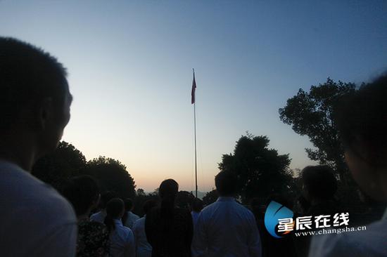  　　（在靳兴村村委的通知下，早上六点三十位村民、干部主动赶到龚泽民家前坪参加升旗仪式，升旗时间与今天天安门广场升旗时间一致。图片均为星辰全媒体记者  张奇涛/摄）