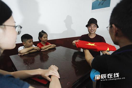 (9月30号,龚泽明召开家庭会议,将五星红旗交给儿子龚勋,希望他继承自己升旗习惯,教导孙子孙女,以后要将这个习惯一直持续下去。)