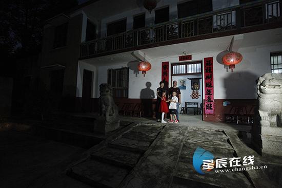  　　（9月29日，龚泽明和老伴带着孙子孙女早早的回到靳江老家打扫卫生，为第二天的升旗做准备。夜色中等待其他家庭成员从宁乡回来。）
