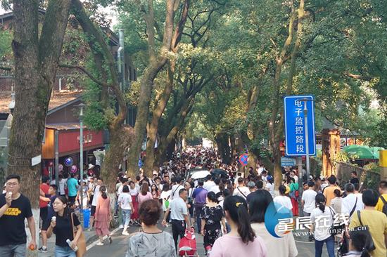 (10月2日,秋高气爽的岳麓山迎来了八方来客。)
