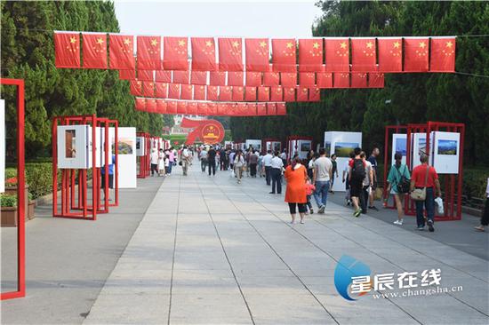 (国庆期间,湖南烈士公园人气很旺。星辰全媒体记者 黄超 摄)