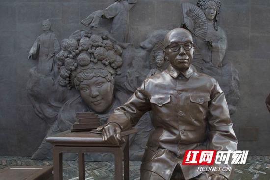 在古戏台周边还有条戏剧艺术街。戏剧街内有《田汉与湘剧》《棕编》《滚灯车》等雕塑。陈敏捷 摄