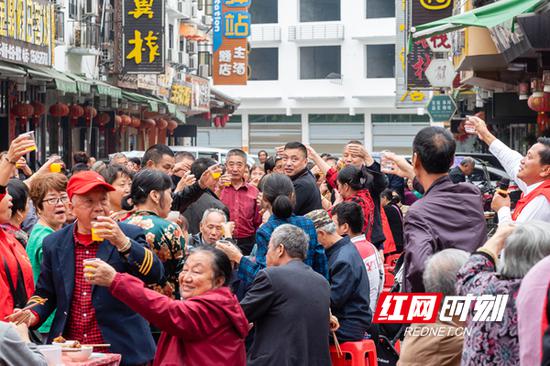 辖区内近千名老人欢聚一堂，看精彩节目、品家常菜肴，好不热闹。