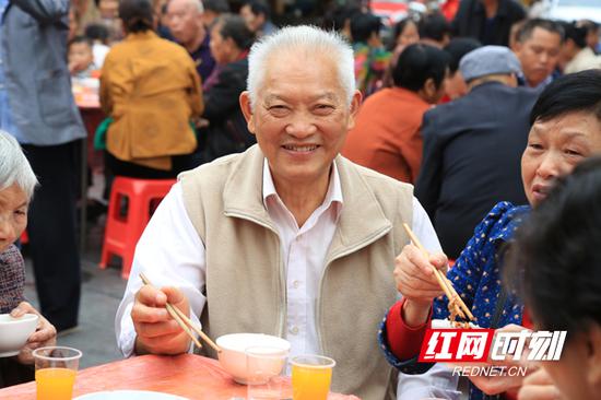 活动现场温馨又热闹,满头银丝、步履矫健的老人们笑开了花。