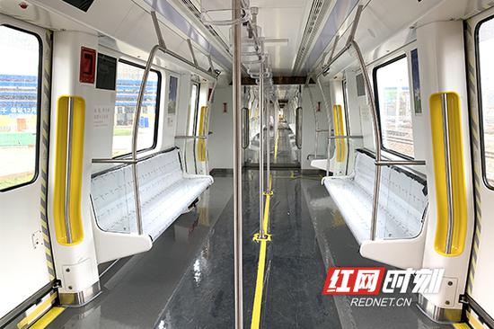 地铁5号线车厢,明亮的黄色,充满活力