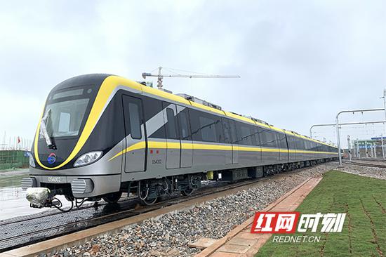 地铁5号线首列车运抵长沙,线路色为明亮的黄色