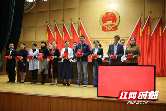 领导为督学颁发聘书.JPG