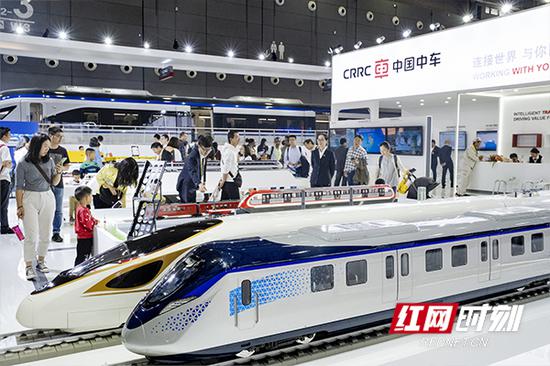 中国中车展位，既带来“大块头”电车，也有不少模型电车。