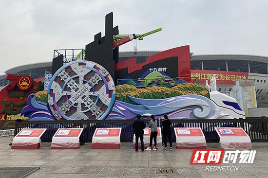 10月23日起，“潇湘今朝”湖南彩车在贺龙体育中心东广场展示。