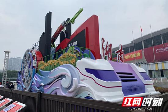 10月23日起，“潇湘今朝”湖南彩车在贺龙体育中心东广场展示。