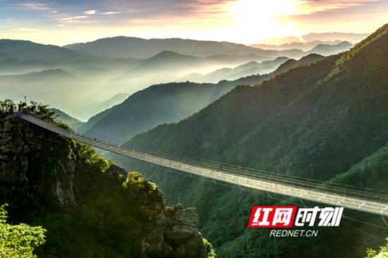 娄底市三联峒景区,图为镂空铁索桥。