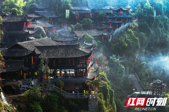 大瀑布、青石板街、土家吊脚楼形成一幅精妙绝伦的人文与自然和谐的山水画卷。 景区供图