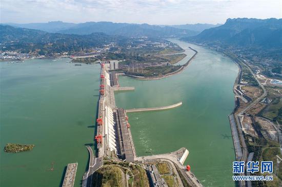 10月28日在湖北省宜昌市秭归县拍摄的三峡大坝(无人机拍摄)。新华社发(王罡 摄)