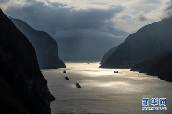 10月28日,船舶行驶在长江三峡西陵峡秭归县水域。