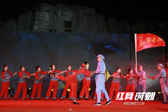 　　社区群众表演《十送红军》。
