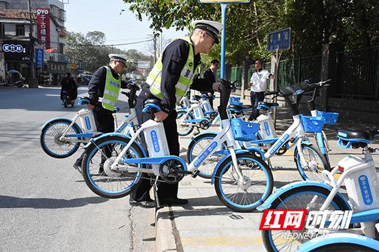 　珠晖交警清理整治违停共享单车。