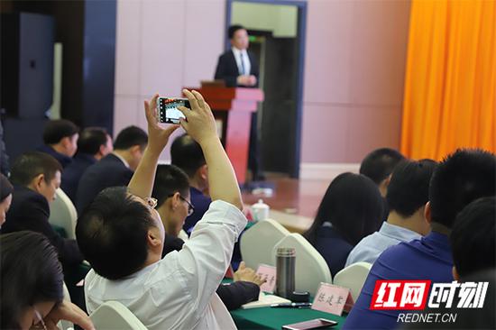 参与人员认真听讲。