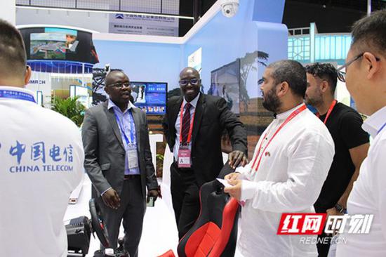 第一届中国-非洲经贸博览会上，外国友人体验湖南电信5G应用
