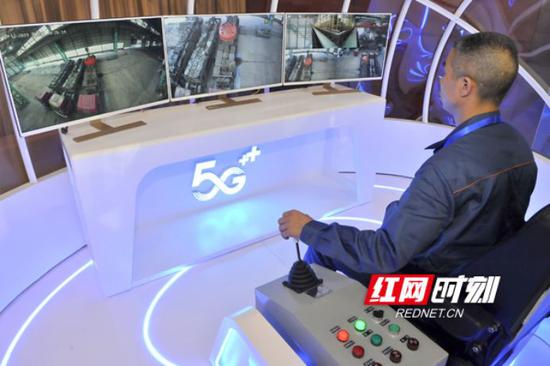 湖南移动、华为携手华菱湘钢打造的国内第一家钢铁行业5G实景应用在湘潭落地，工作人员现场体验智慧工厂5G应用