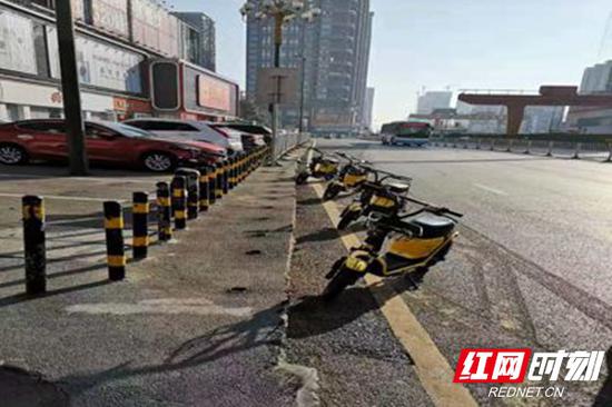 随意摆放的共享交通工具。图片来源：长沙县行政执法局。