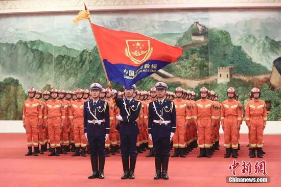 资料图：2018年11月9日，国家综合性消防救援队伍授旗仪式在北京人民大会堂举行。中新社记者 盛佳鹏 摄