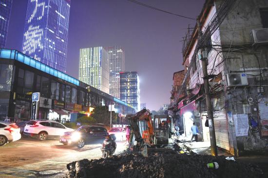 11月9日,西长街,一条街两天地,左边商圈繁华,右边市场萧条。图/潇湘晨报记者 金林 实习记者 张云峰