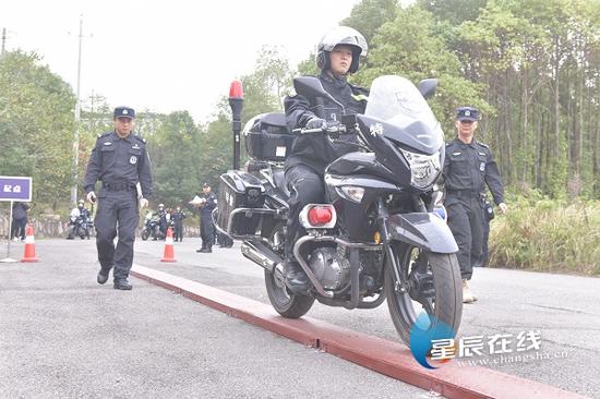  11月21日上午，长沙特警首届警用摩托车驾驶技能比武在长沙市公安局特巡警支队樊塘训练基地举行。