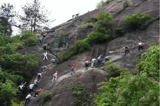 ▲游客在南岳水帘洞景区飞拉达基地攀岩。图:文兰