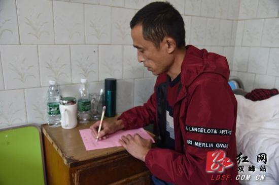 双峰一青年在深污水井爬行400余米救起6岁儿童